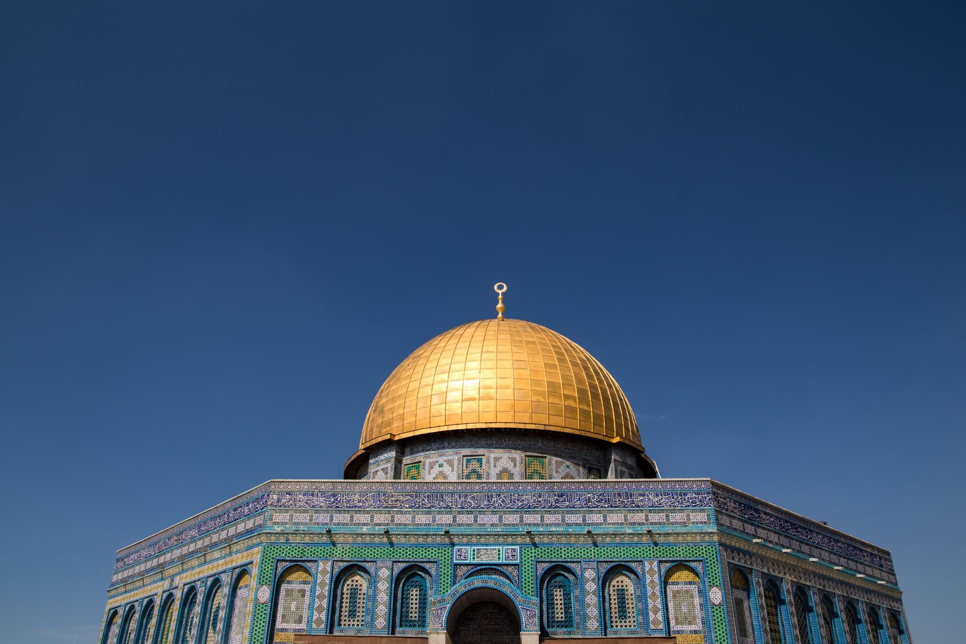شخص يصلي على سجادة